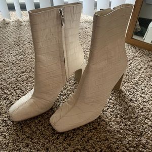 Dolce vita white crocodile boots. Size 8, good condition.